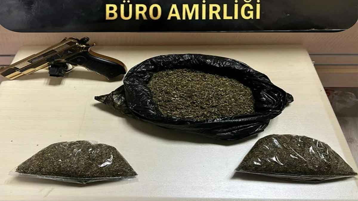 Konak’ta uyuşturucuya 4 gözaltı Konak ilçesinde gerçekleştirilen polis operasyonunda, uyuşturucu ticareti yapanlara yönelik düzenlenen