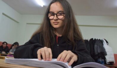Liseli Melis, okul arkadaşlarının seslendirdiği kitapla engelleri aşıyor