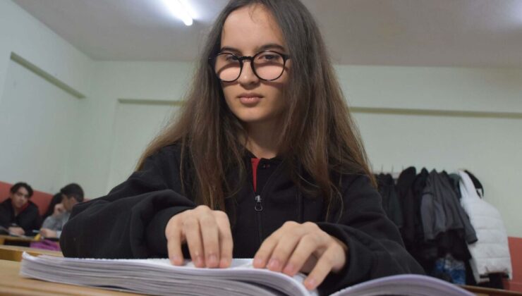 Liseli Melis, okul arkadaşlarının seslendirdiği kitapla engelleri aşıyor