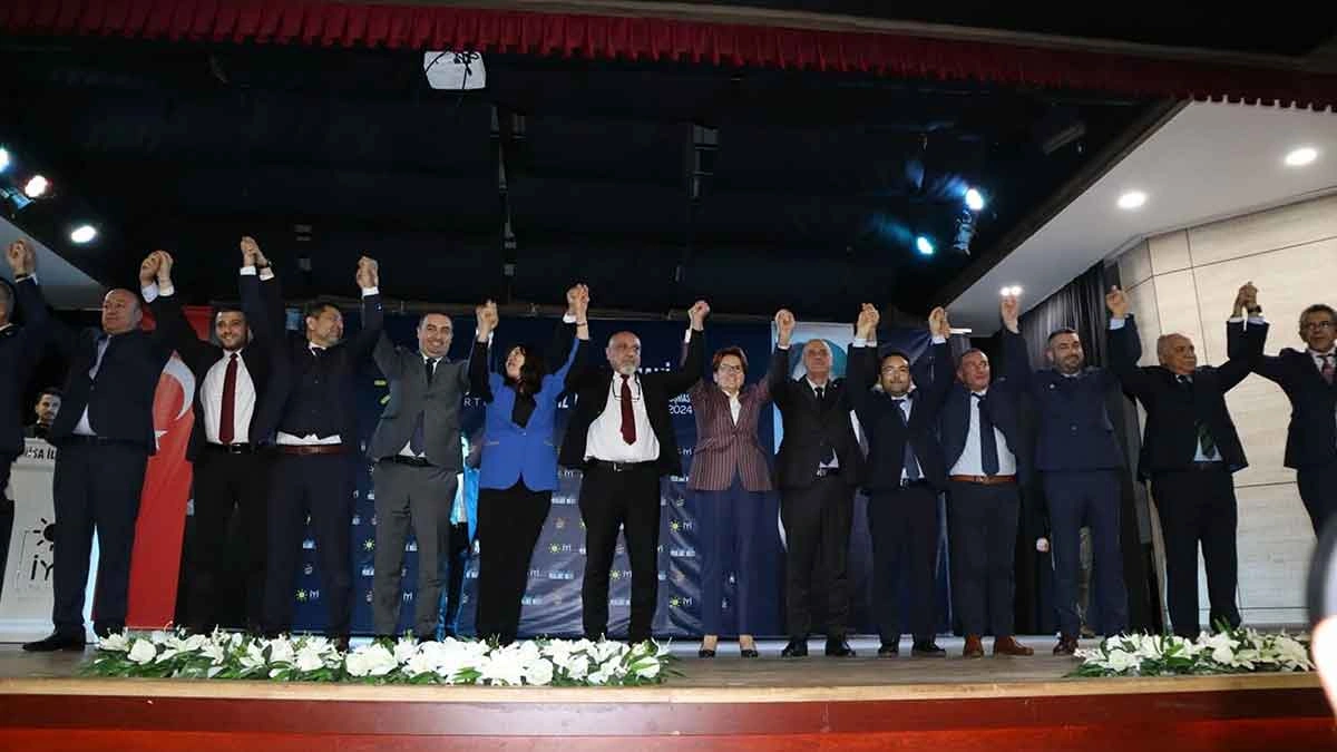 İYİ Parti Genel Başkanı Meral Akşener, Manisa’da programı kapsamında; il ve ilçe belediye