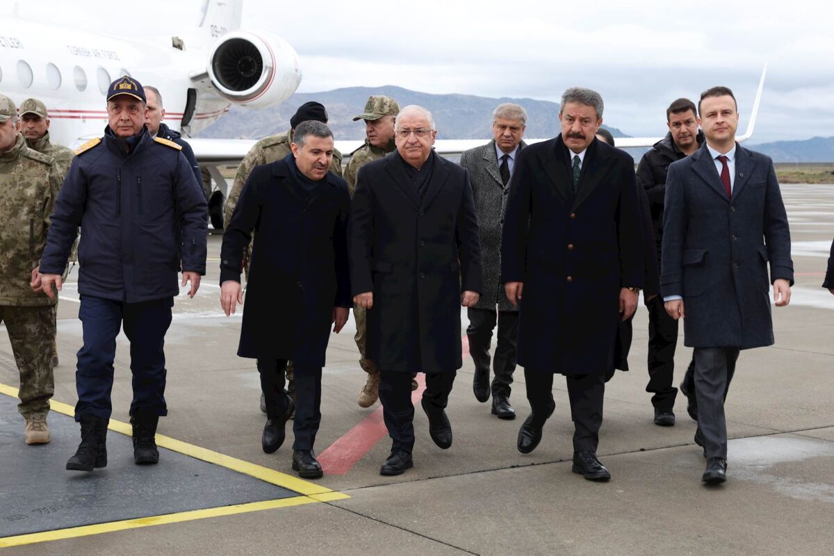 Milli Savunma Bakanı Yaşar Güler ve komuta kademesi ile beraber
