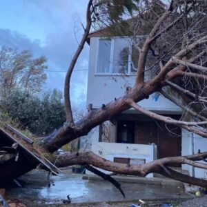 İzmir’in Karaburun ilçesinde dün geceden itibaren devam eden şiddetli fırtına