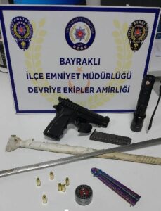 İzmir’in Bayraklı ilçesinde, ATV’li polis ekiplerinin bir berber dükkanına yaptığı baskında,