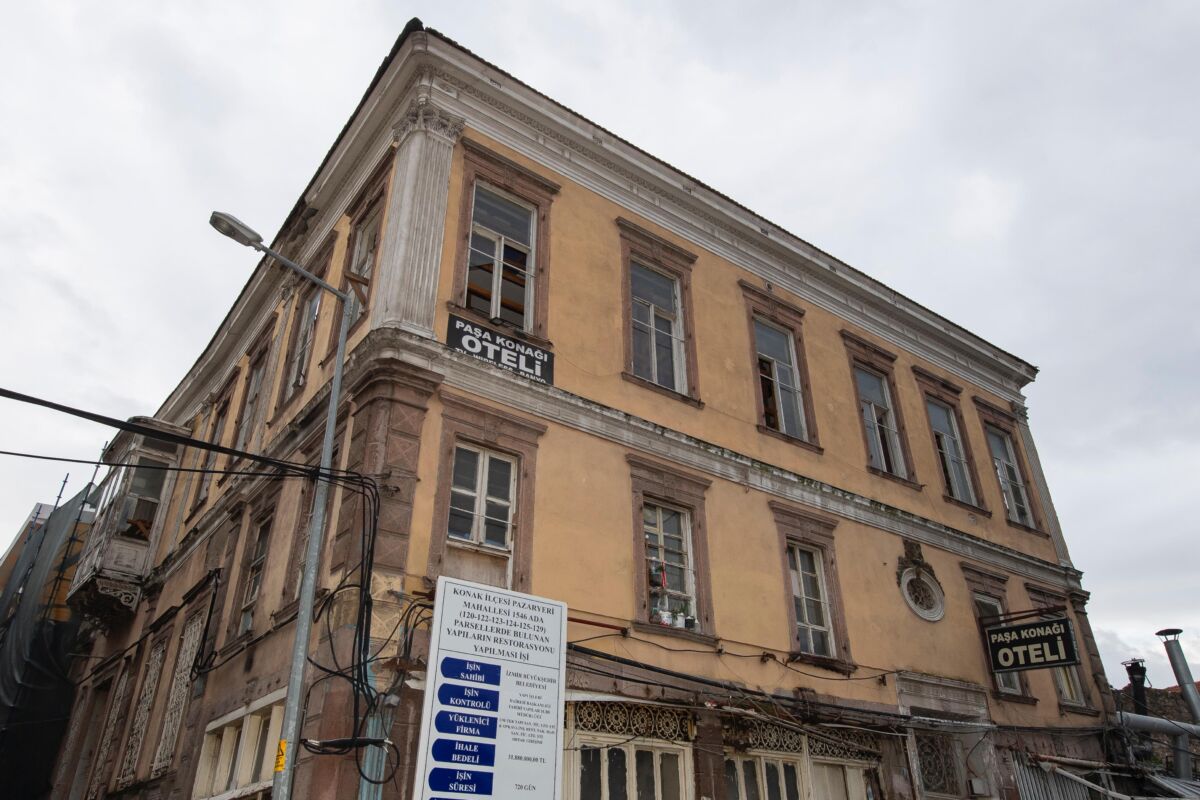 İzmir Büyükşehir Belediyesi, Basmane’de Oteller Sokağı’nda bulunan tarihi 6 yapının