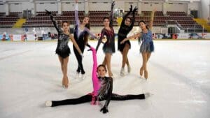 Artistik buz pateninde İzmir’i temsil eden milli sporcular son dönemde