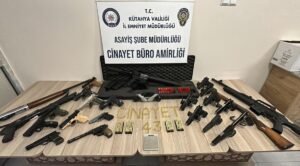 Kütahya’da kaçak silah ticareti yaptıkları iddiasıyla çoğunluğu pavyon çalışanı olan