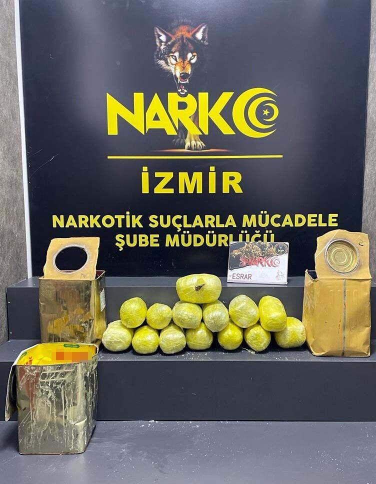 İzmir’de, polisin kargo firmasına düzenlediği operasyonda 3 ayrı peynir tenekesinde