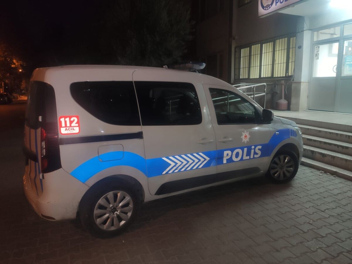 Bayraklı’da firari cinsel istismar şüphelisi tutuklandı İzmir’in Bayraklı ilçesinde, çocuğa sarkıntılık yaparak cinsel istismarda bulunmanın yanı sıra