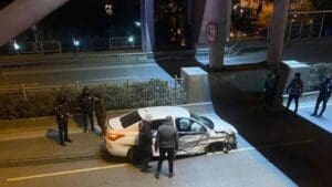 İzmir’in Bayraklı ilçesinde refüje çarpan otomobilin sürücüsü Burak Kadir Göktaş