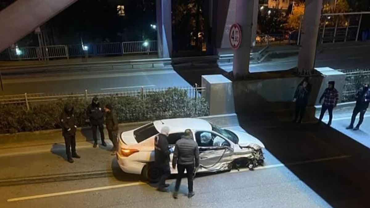 İzmir’in Bayraklı ilçesinde refüje çarpan otomobilin sürücüsü Burak Kadir Göktaş