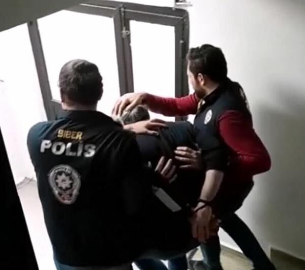 İzmir’de lüks bir otomobil firmasına ait internet sitesinin sahtesini yaparak,