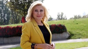 Balçova’da yaşayan serebral palsili Sema Yılmazgil, bozulan akülü tekerlekli sandalyesi