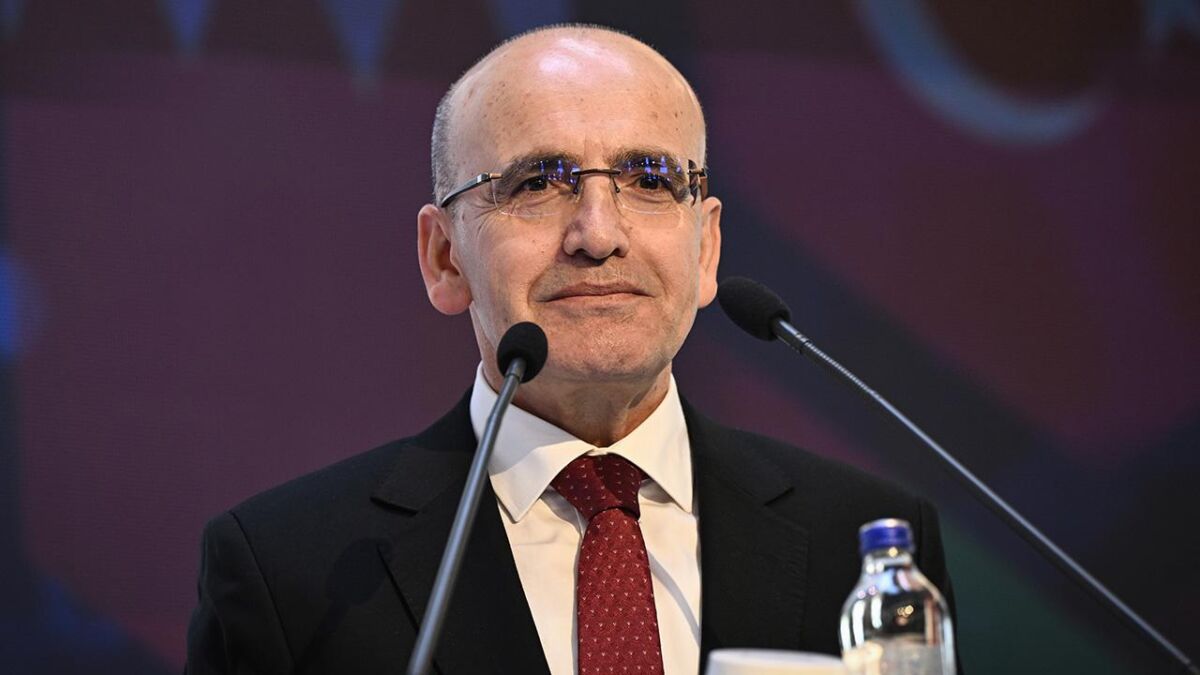 Bakan Şimşek’ten yerçekimli ekonomi yorumu: ‘Enflasyonun yer çekime karşı mücadele edeceğine inanmıyorum’ Hazine ve Maliye Bakanı Mehmet Şimşek, ekonomi programı hakkında konuştu.