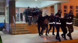 İzmir’de, vatandaşları iş yerlerine ortak olma vaadi ile kandırarak tuzağa