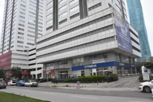 İzmir’de reklam tabelası asmak için çıktıkları plazanın 10’uncu katından vincin