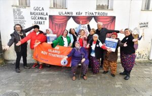 İzmir’in köylerinden 7’den 70’e gönüllü katılımcılardan oluşan İzmir Büyükşehir Belediyesi