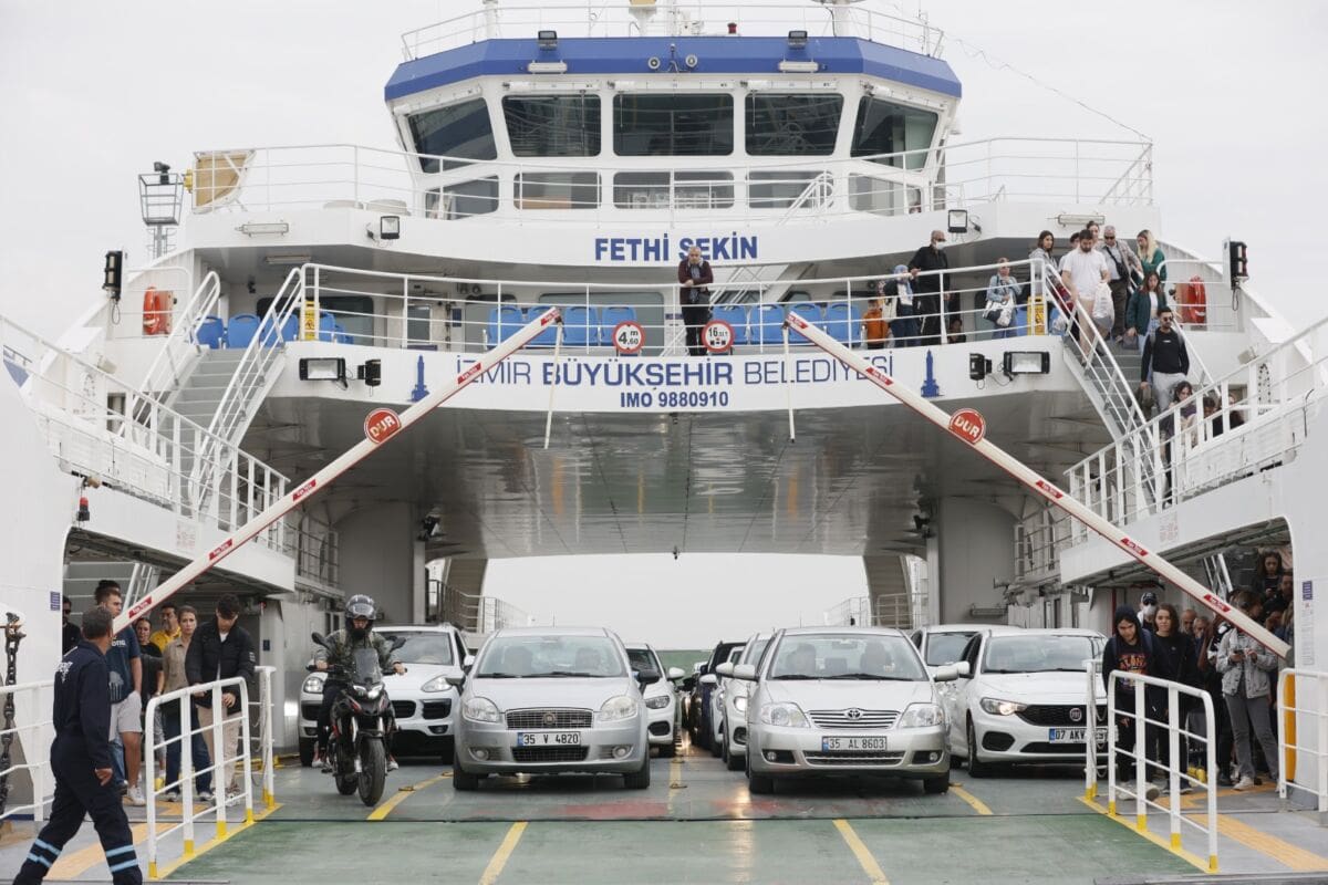 İzmir Büyükşehir Belediyesinde İZDENİZ filosu sayesinde, kentte deniz ulaşımına olan