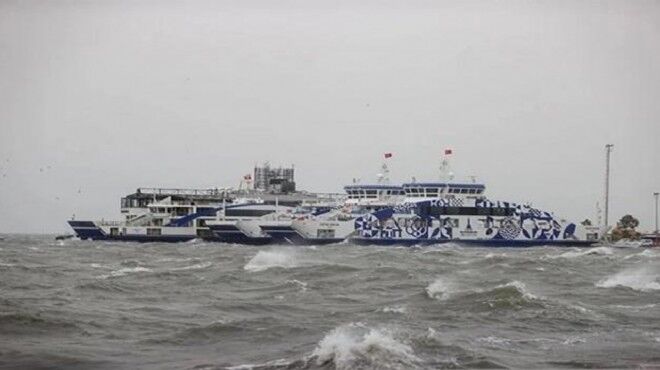 İzmir’de olumsuz hava koşulları sebebiyle arabalı vapur seferleri iptal edilmişti,