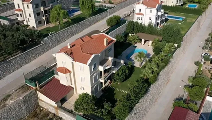 İzmir’li rektörün lüks villa tartışması: Kirasını üniversiteye ödetmiş