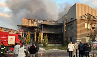 Kütahya’da Porselen fabrikasında yangın çıktı… İtfaiye ekiplerinin müdahalesi sürüyor!