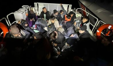 Yeni yılın ilk gününde lastik botta kaçak göçmen dramı: Sahil Güvenlik kurtardı