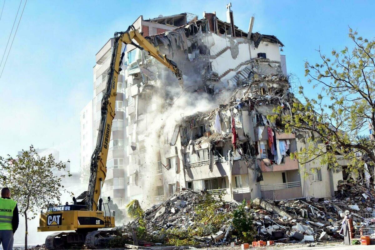 İzmir’in Seferihisar ilçesi açıklarında meydana gelen depremde sanıklar hakim karşısına