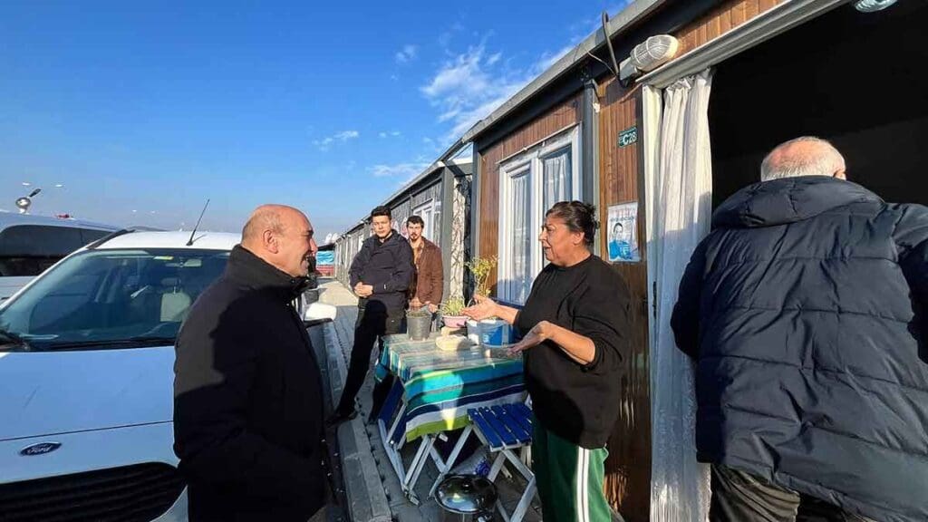 Başkan Soyer Osmaniye’de depremzedelerle buluştu