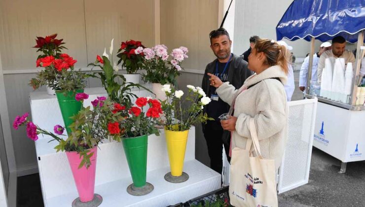 İzmir’de seyyar tezgahlar çiçek açıyor