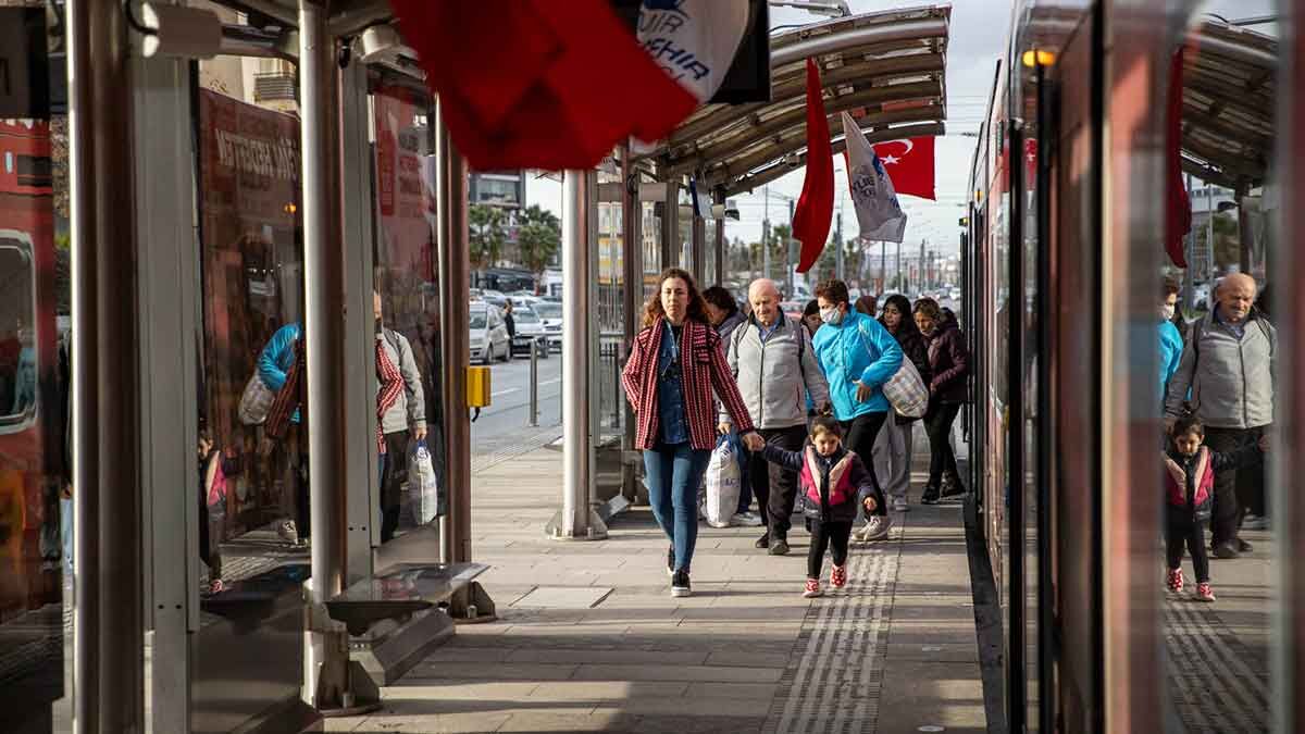 İzmir Büyükşehir Belediye Başkanı Tunç Soyer’in kenti demir ağlarla örme