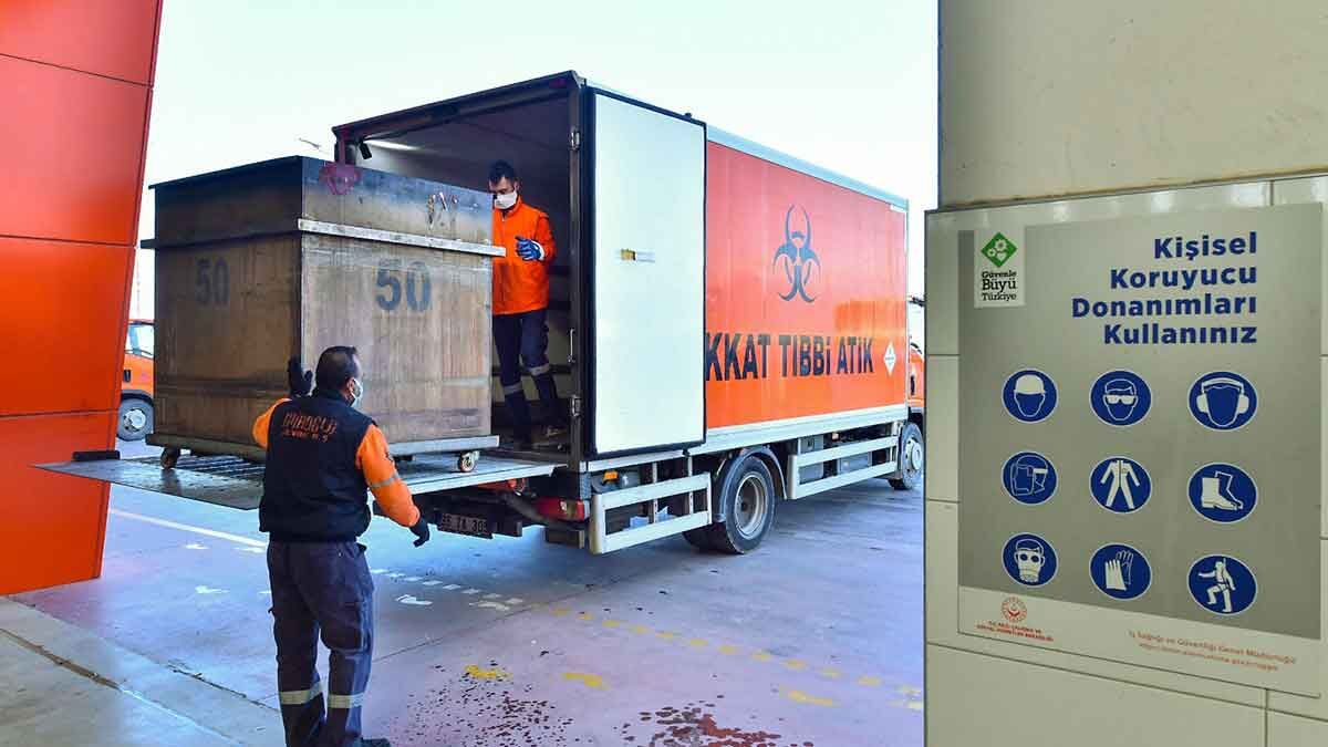 İzmir Büyükşehir Belediyesi’nin maske ve eldiven kullanımının yoğun olduğu pandemi