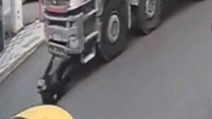 Kaza, saat 09.30 sıralarında, Atatürk Caddesi Ayyıldız Parkı önünde meydana