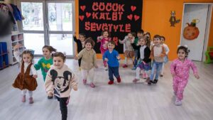 İzmir Büyükşehir Belediye Başkanı Tunç Soyer, Çocuk Belediyesi ile beraber