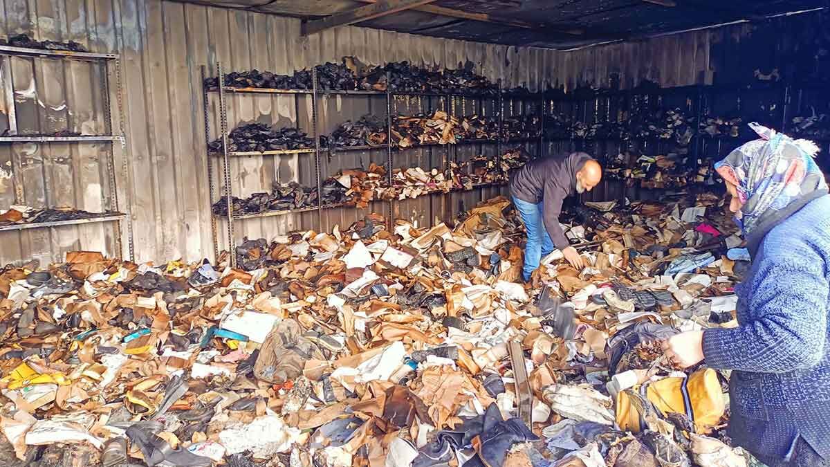 İş yerinde 2 ayda ikinci şüpheli yangın İzmir’in Karabağlar ilçesindeki bir ayakkabı dükkanında 2 ayda ikinci kez