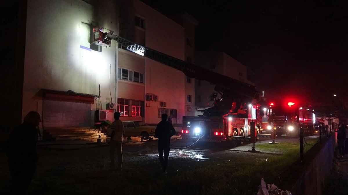 Yangın, saat 20.00 sıralarında Egemenlik Mahallesi 6088 sokakta bulunan 4