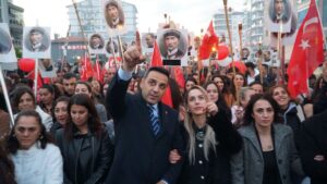 Ciğlililer, ellerindeki meşalelerle Çiğli Belediye başkanlığı için CHP’den yola çıkan