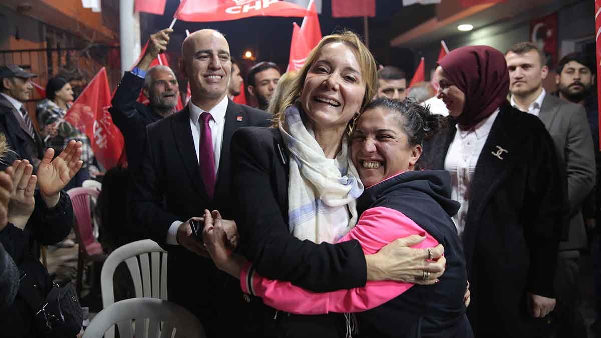 CHP’li Mutlu’dan iş dünyası temasları ve halkla coşkulu buluşma: “Hizmet için çalışacağım” Seçim çalışmalarına tüm hızıyla devam eden Cumhuriyet Halk Partisi (CHP)