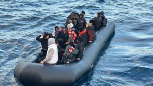 Sahil Güvenlik Komutanlığı ekipleri, Foça ile Karaburun ilçeleri açıklarında mahsur