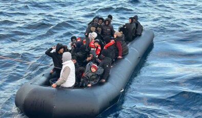 İzmir açıklarında mahsur kalan 57’si çocuk, 159 göçmen kurtarıldı