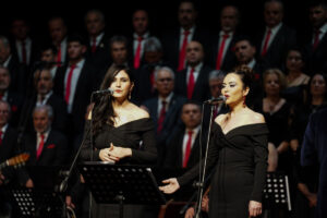 Şef Ali Hikmet Gökçen yönetiminde sahne alan Gaziemir Belediyesi Türk