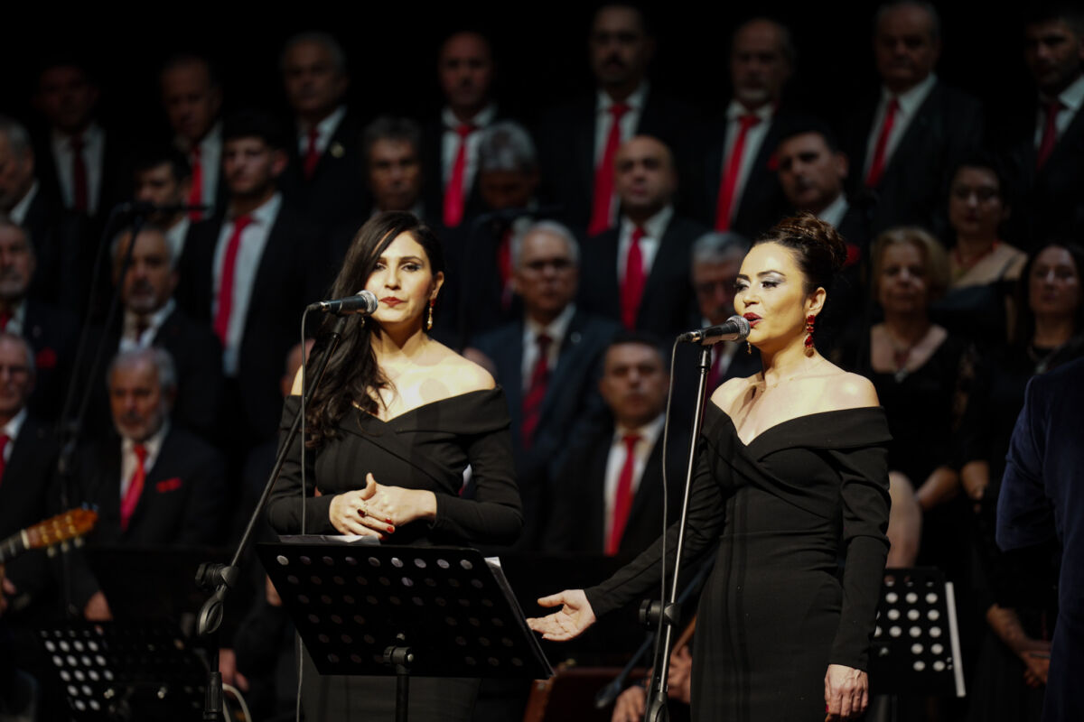 Şef Ali Hikmet Gökçen yönetiminde sahne alan Gaziemir Belediyesi Türk