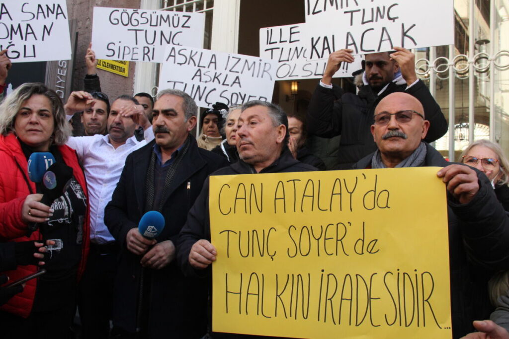 İzmir'de Tunç Soyer'e destek: Belediye önünden seslendiler