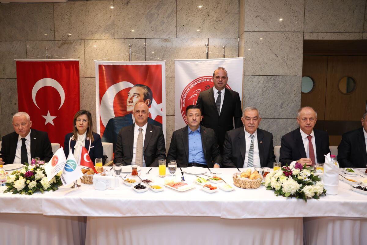 DEMOKRAT GÜNDEM-İzmir Balıkesirliler Derneği’nin düzenlediği programda sürpriz bir buluşma yaşandı.