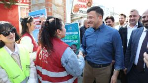 O sırada kalabalık arasında bir grup genç, CHP Menderes Belediye
