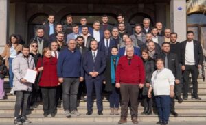 Seçim kuruluna partililerin alkışlarıyla gelen Eşki, “Gençliğimizle, birikimimizle ve Bornova’ya