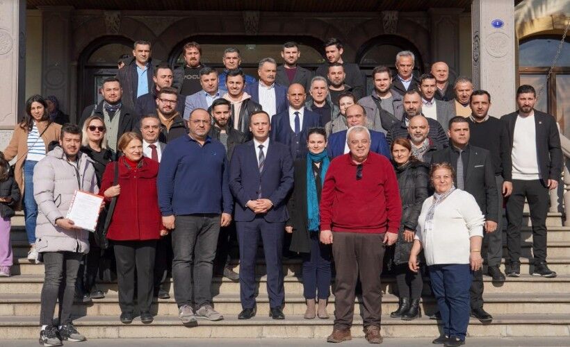 Seçim kuruluna partililerin alkışlarıyla gelen Eşki, “Gençliğimizle, birikimimizle ve Bornova’ya