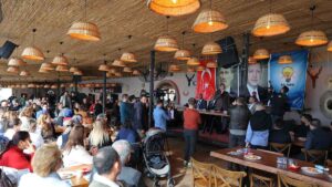Vatandaşlarla samimi sohbet içerisinde olduğu görülen Dağ’a, Cumhur İttifakı Seferihisar