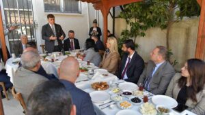 İlçenin sorunlarına değinen ve çözüm önerilerini anlatan Cemil Tugay, kentlerin