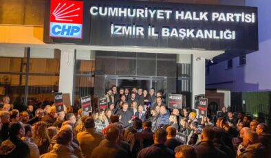 CHP İzmir 6 Şubat Depremi’ni unutmadı: 04.17’de il başkanlığında saygı duruşu