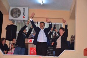 Dikili Nazım Hikmet Parkı’nda buluşup 1300 araçtan oluşan konvoy eşliğinde