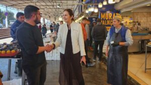 Yalı Mahallesi’nde bulunan balık halini ziyaret eden AK Parti Güzelbahçe